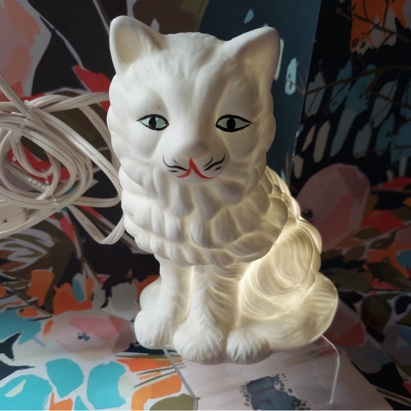 Darling Ceramic White Cat Nightlight (comes with plug + light) - Picture 3 of 16